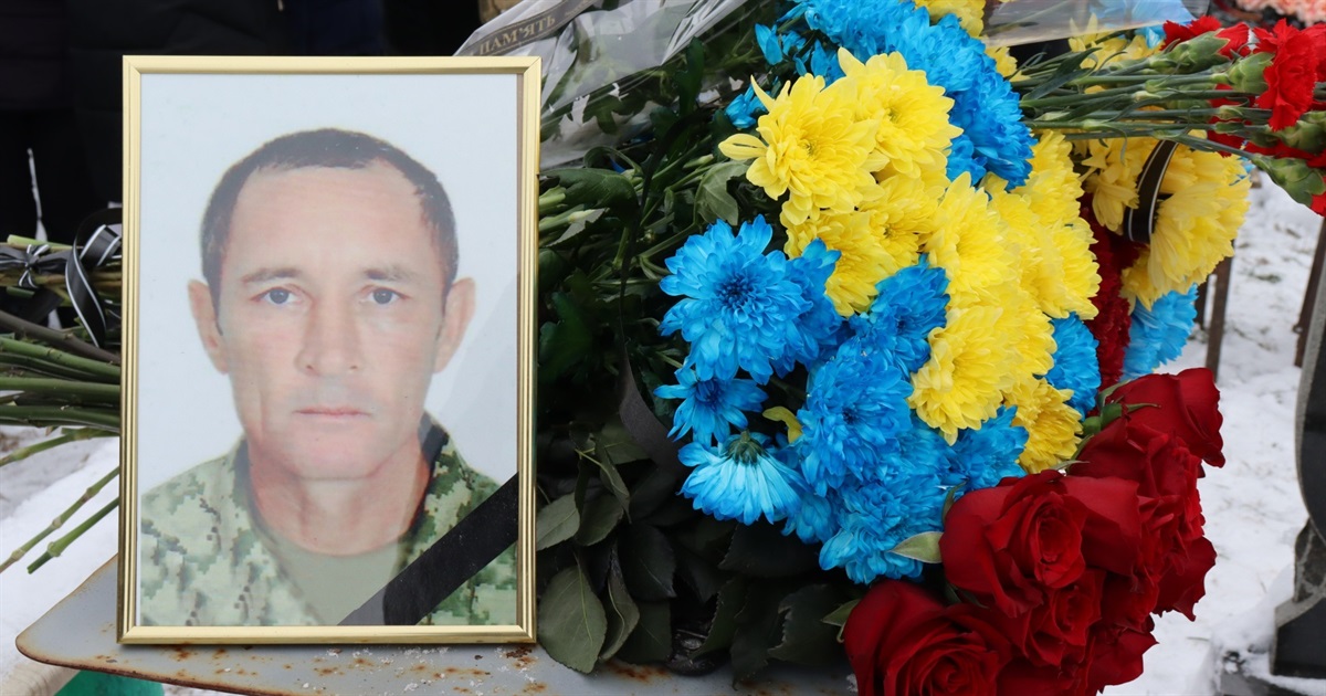 На щиті: у Мар’янці Української громади прощалися з Олексієм Аперчоєм (ВІДЕО)