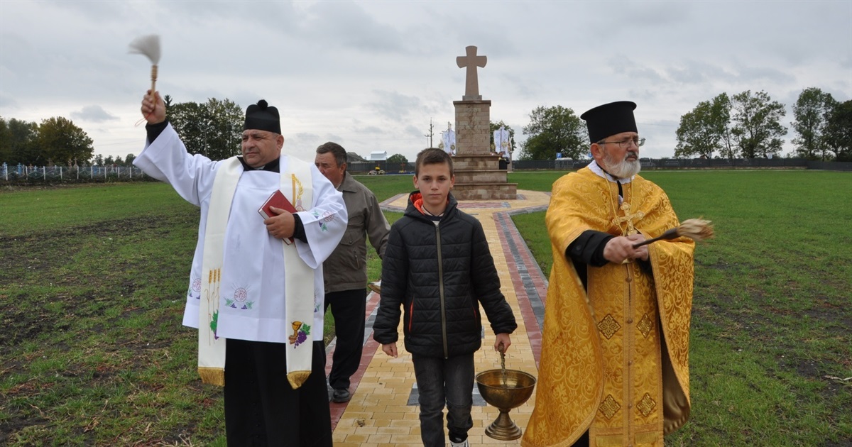 «Душі їхні у блаженстві перебуватимуть»: у Косові освятили новозбудований продовжений цвинтар