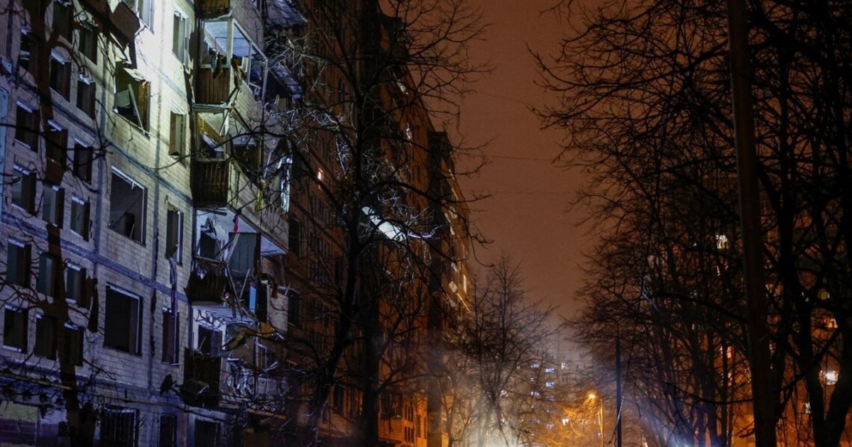 Близько десяти падінь уламків, травмовані люди, будинки без вікон: наслідки нічної атаки Києва