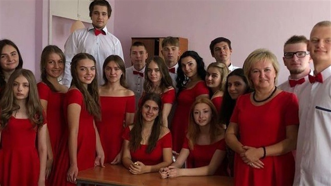 На День знань одинадцятикласниці п’ятої школи Переяслава одяглися в однакові плаття
