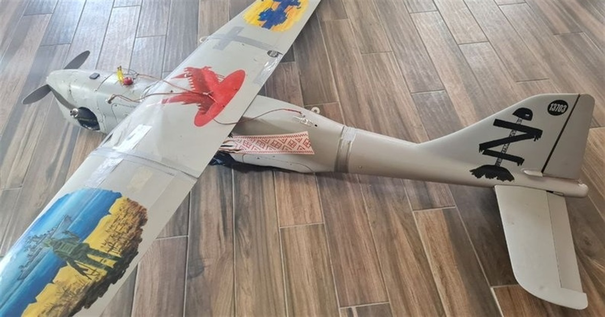 Військові з передової передали у музей Звягеля збитий російський безпілотник "Орлан-10" та трофеї