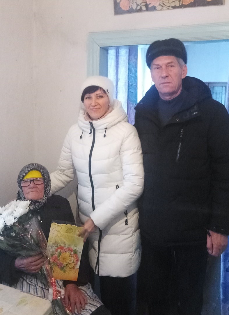 Мешканку Новотроїцького привітали з 90-річним ювілеєм