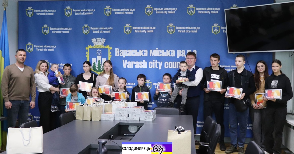 Добро напередодні Великодня: у Вараші дітям передали подарунки