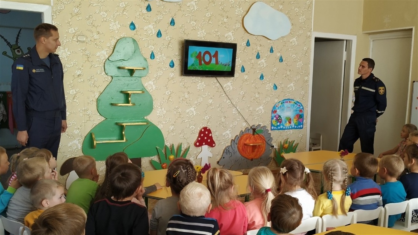 Сватівські рятувальники вчили дітей як поводитися з незнайомими предметами та що робити при пожежі