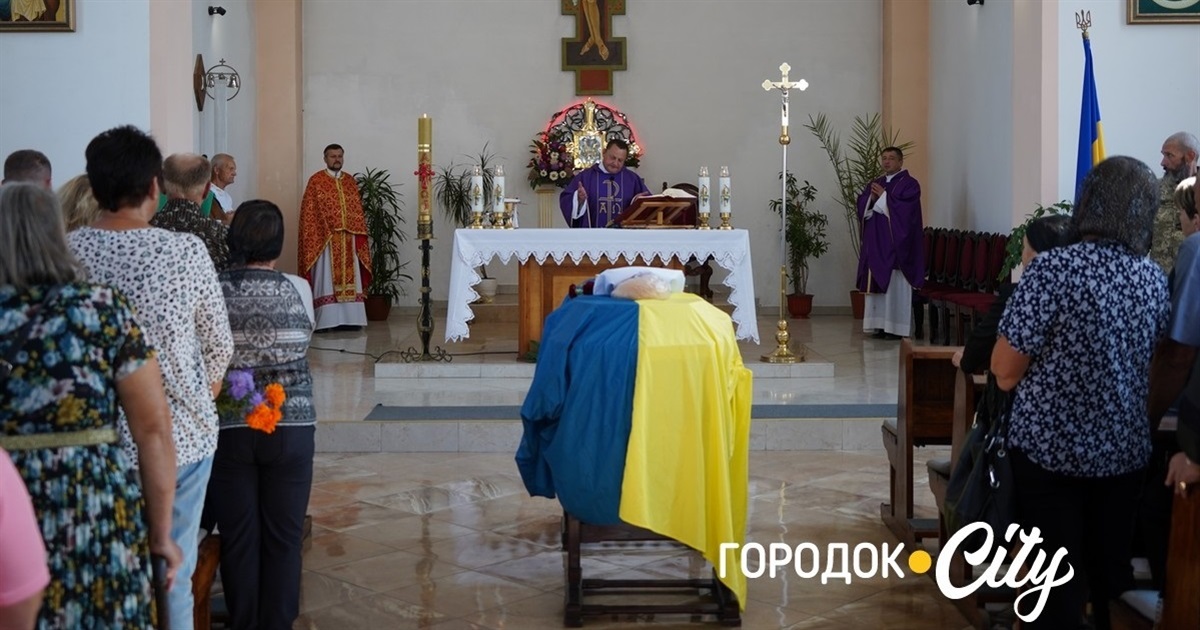 Він був гарним командиром і міг навчити ще багатьох бійців. Городок попрощався з Русланом Шаварським