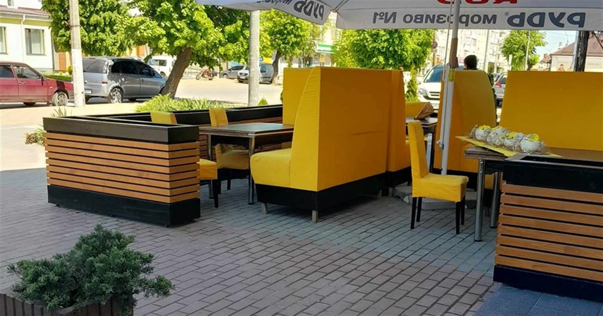 У Звягелі впорядковують відкриті літні майданчики біля кафе та магазинів