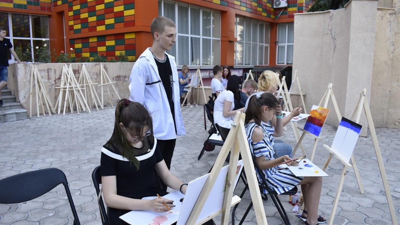 «Мне не нравится реализм, для этого есть фотоаппарат»: как студент из Покровска двигает авангард