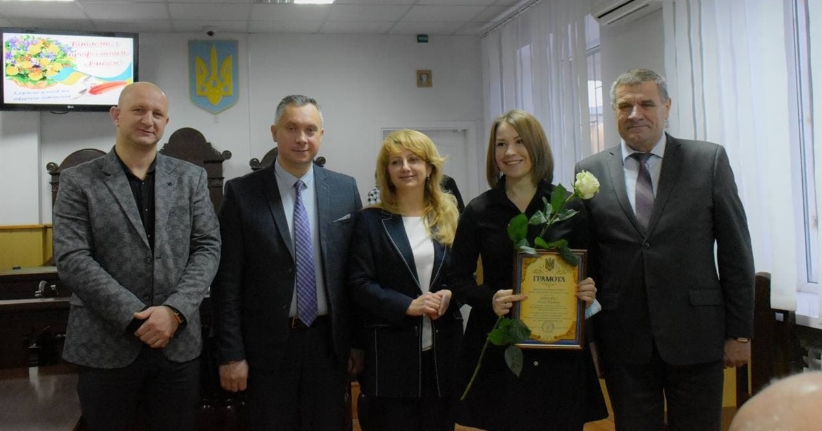 У Жмеринці працівників суду привітали з професійним святом: фоторепортаж