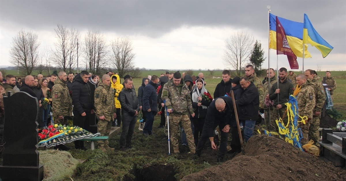 «Він вів нас уперед»: в Уладівському попрощалися із загиблим офіцером-десантником