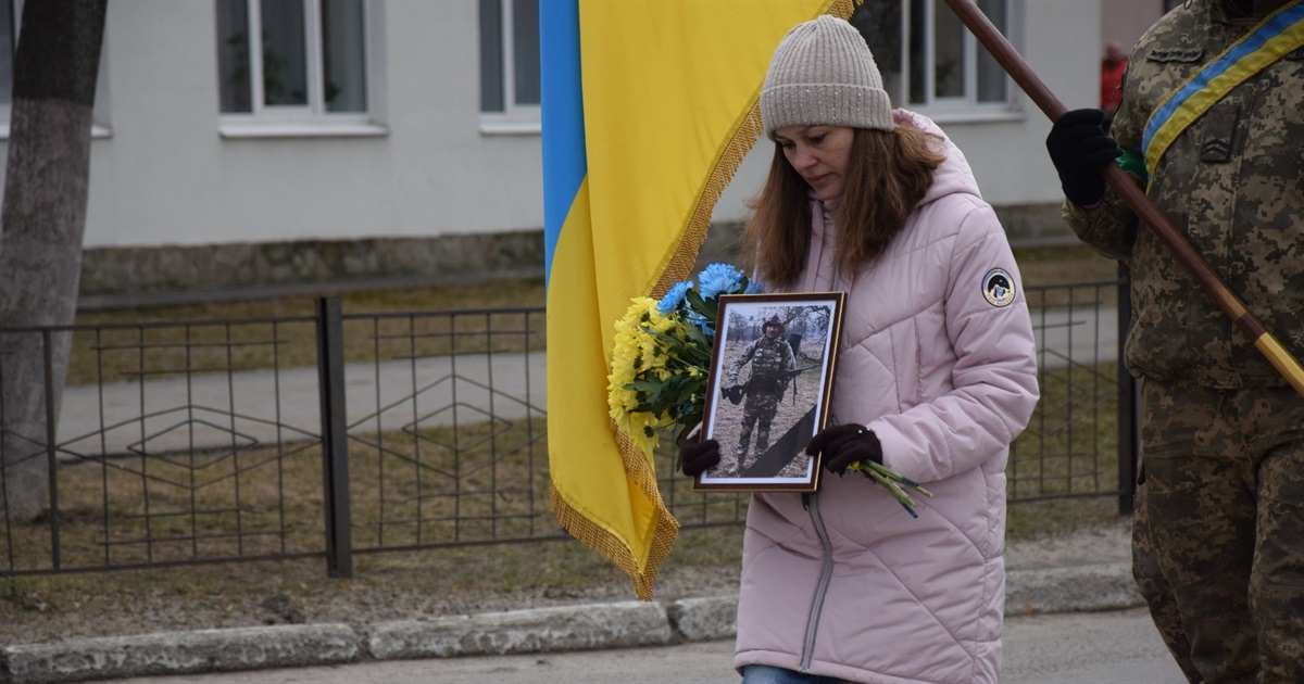 Не висихають сльози матерів: Нетішинська громада провела у вічність Героя Олега Шевченка