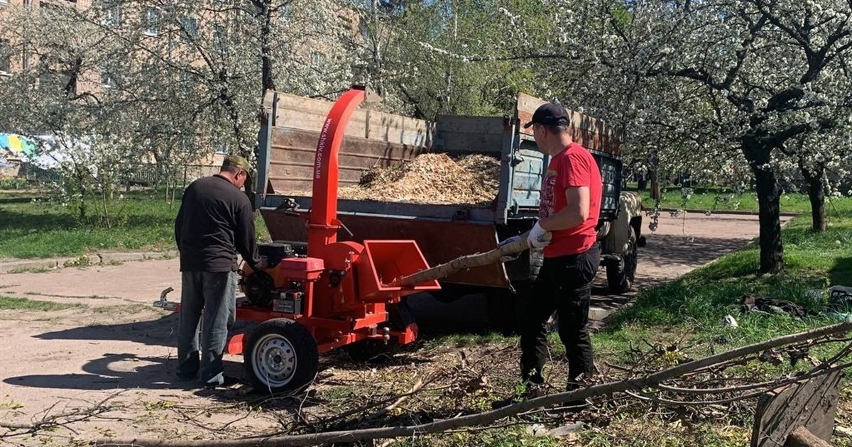 У Циблях на Переяславщині вигрібають опале листя і подрібнюють гілля