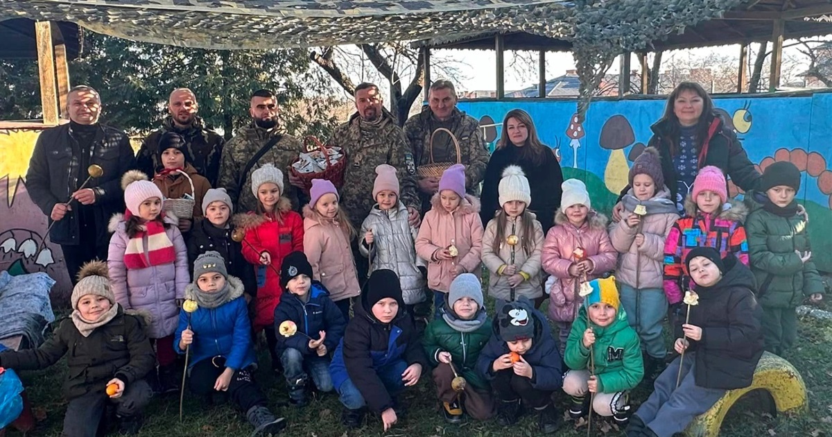 "Польову" кашу разом із захисниками готували учні 1-Б класу Кіцманського ліцею №1