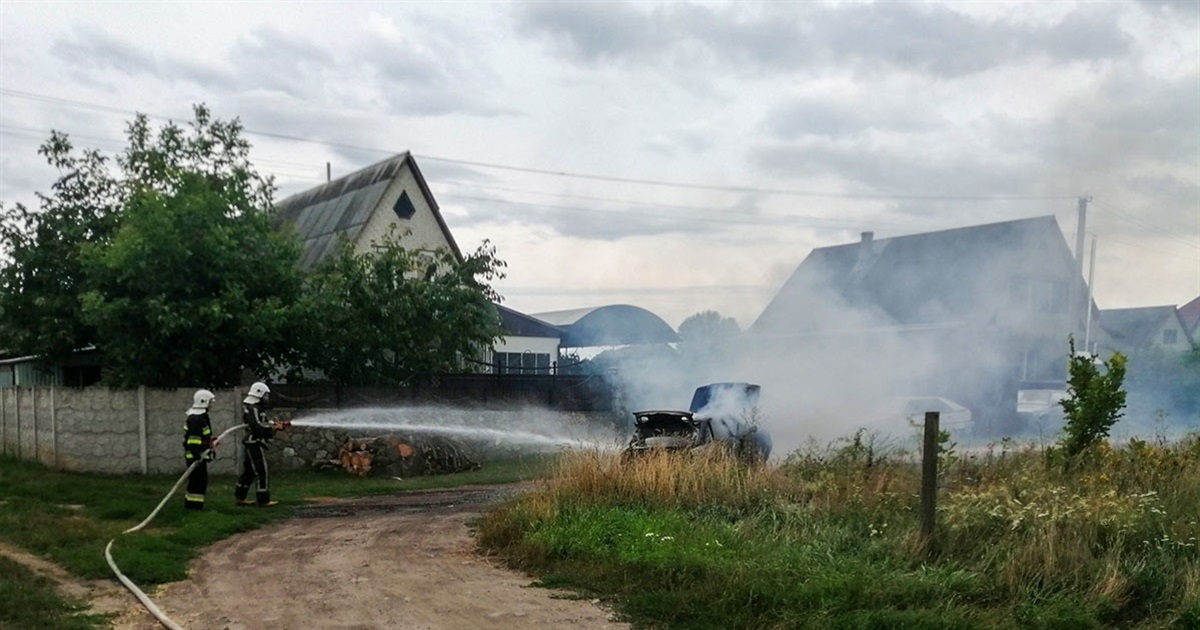 Пожежа у Ржищеві: вогонь пошкодив легковий автомобіль