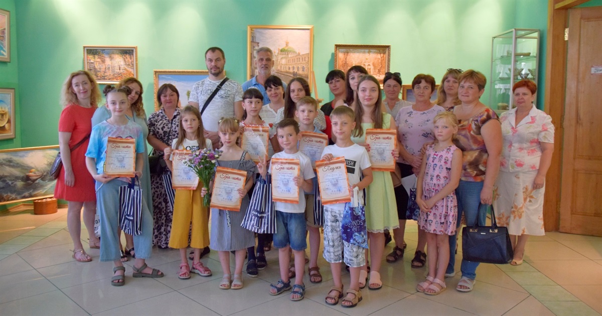 Пес Патрон, Борис Джонсон та захисники: у Жмеринці нагородили переможців конкурсу мікромініатюр