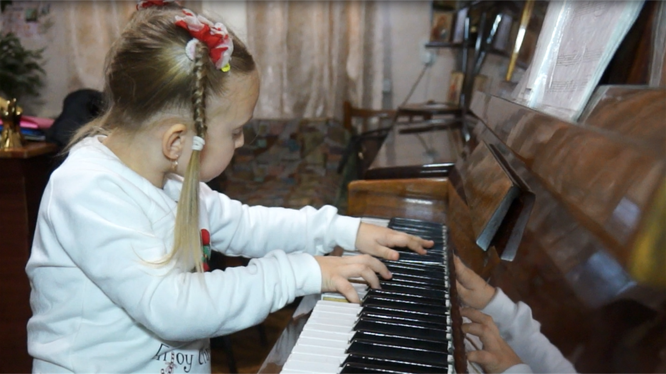 Волноваха в обличчях. Шестирічна піаністка Софія Хаджинова, яка завоювала гран-прі в Києві