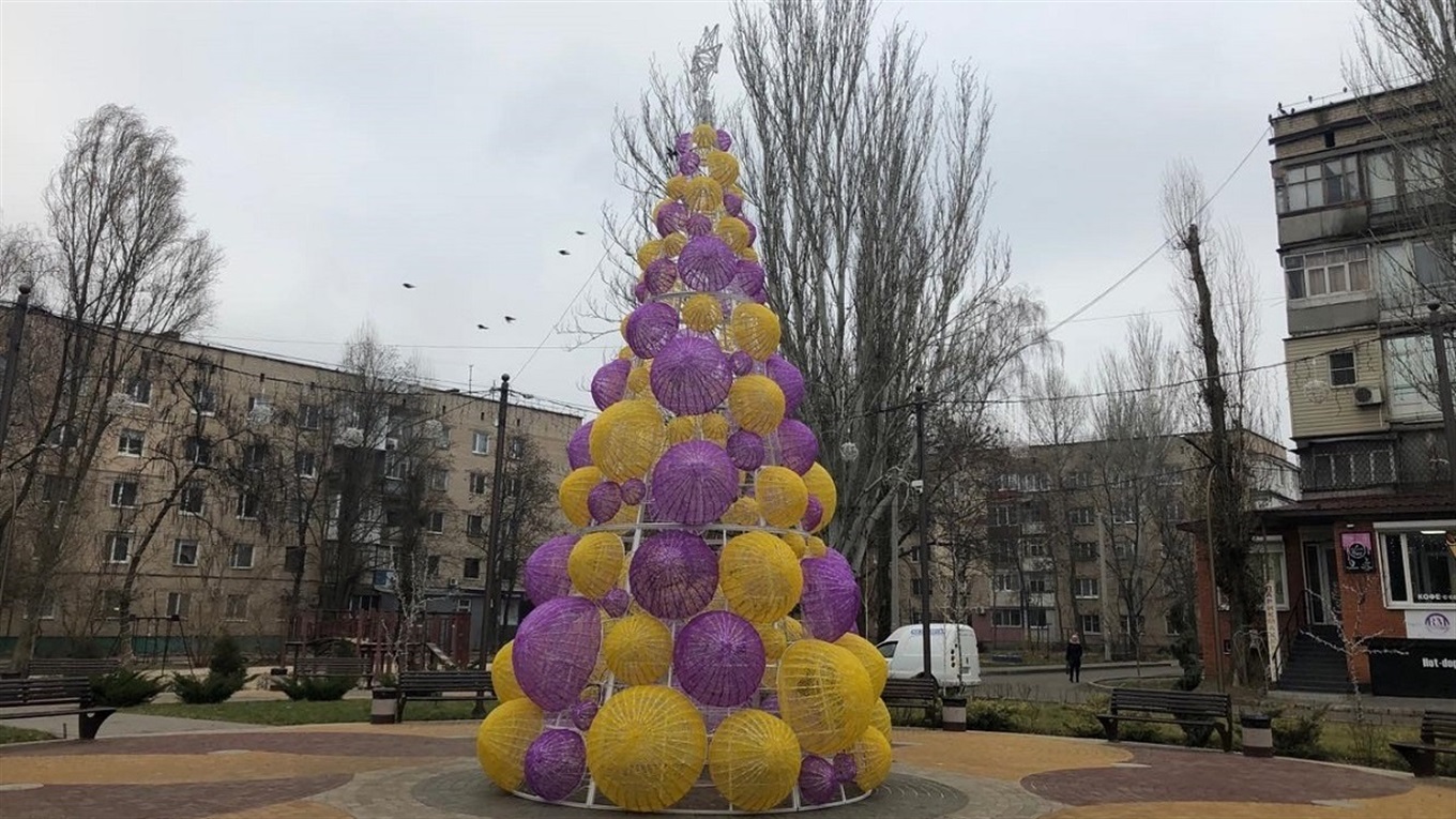Гирлянда в тысячу метров: новогодние украшения Мелитополя освежили и поменяли местами