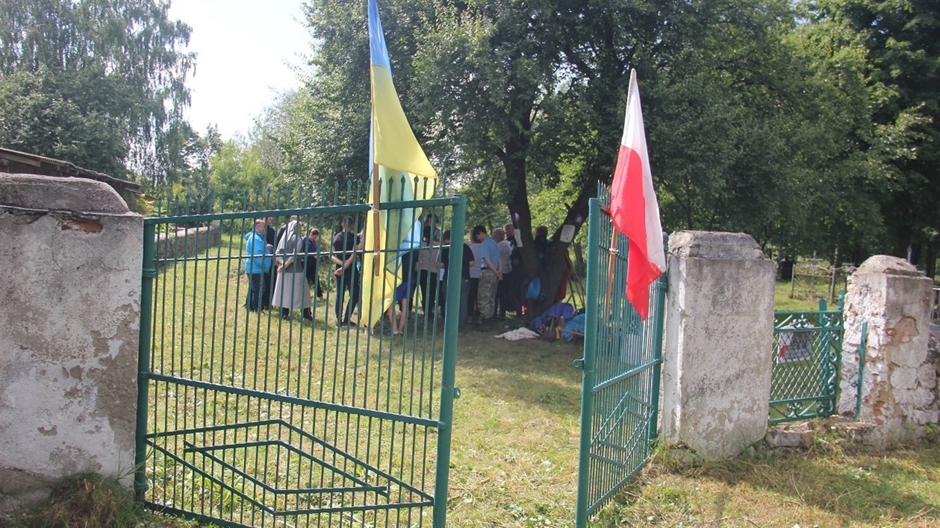 Польські та українські волонтери в Іванові провели акцію «Могилу прадіда збережи від забуття»