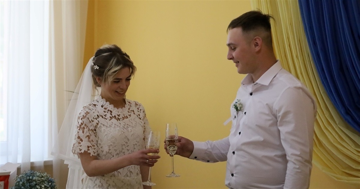 У Звягелі привітали молодят, які зареєстрували шлюб у Міжнародний день сім'ї