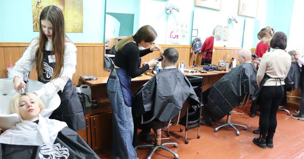 Краса для кожного: у Жмеринському ВПУ відбувся соціальний день експрес-краси