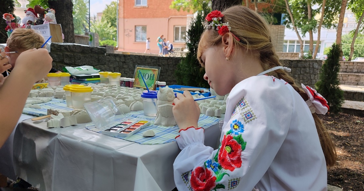 Розписували фігурки та збирали кошти для ЗСУ: Первомайська СЮН провела майстерклас для дітей