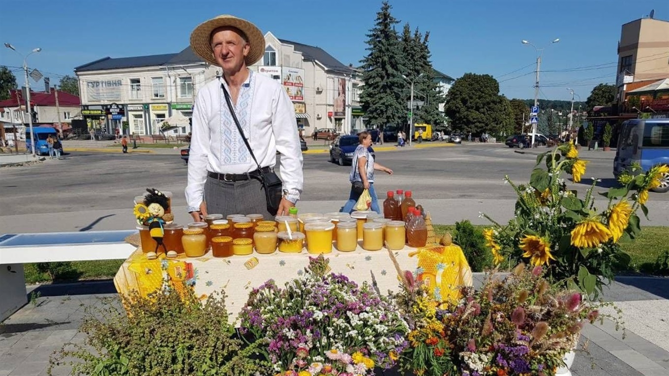 Імунітет до укусів та відмова від цукру. Як професія пасічника змінює життя городоччан