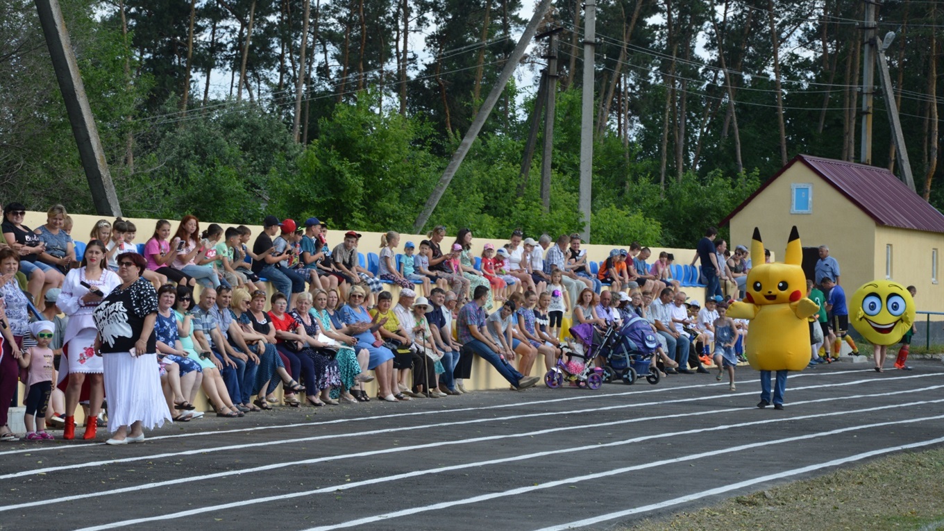 У Гончарівці Сватівського району відремонтували стадіон. Дивіться, як було та як стало