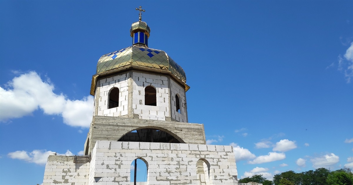 На єдиний у Первомайську храм ПЦУ встановили купол: фотофакт