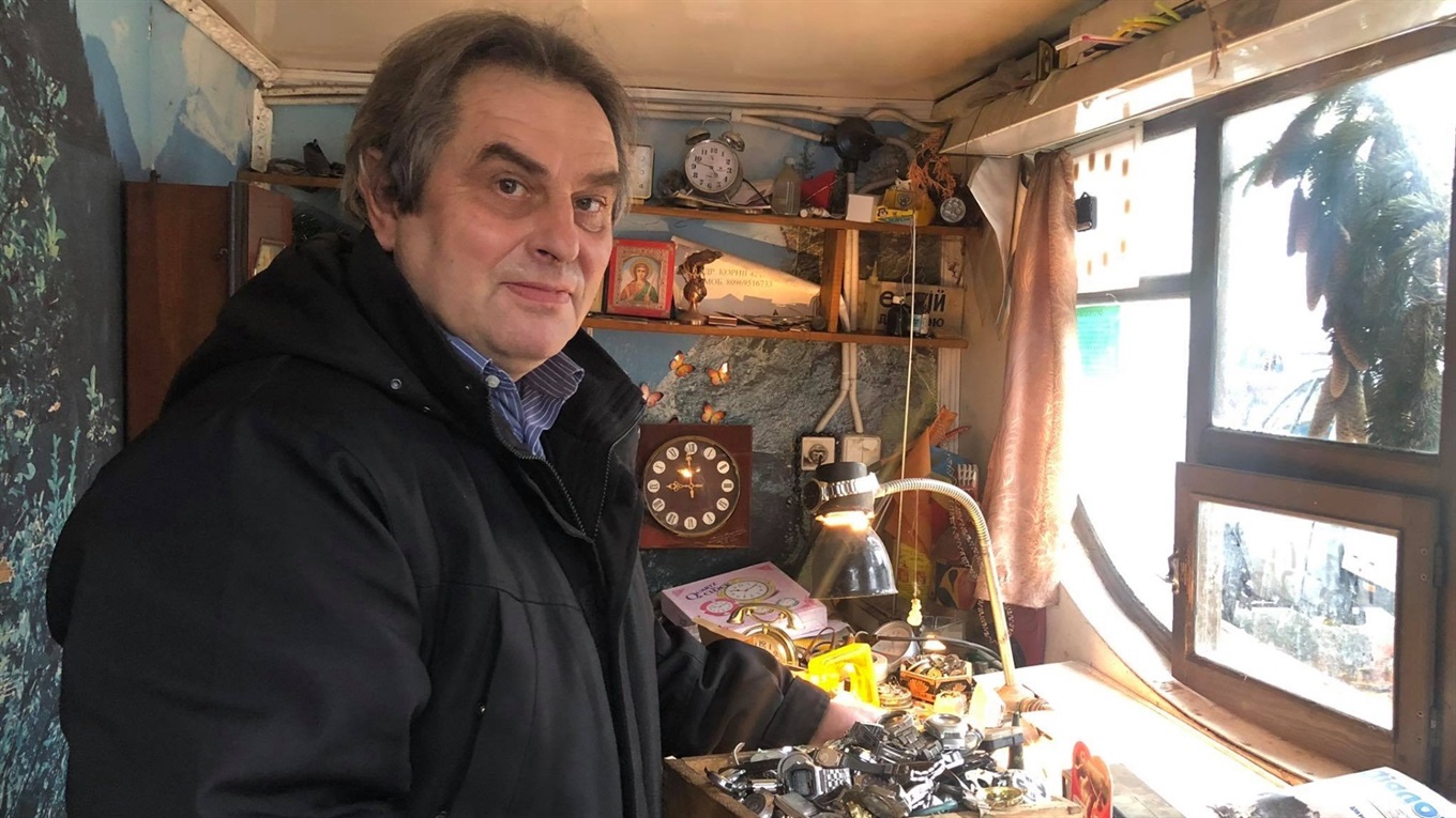"Робочий день коротший, а часу все більше": про що розповів останній у місті годинникар
