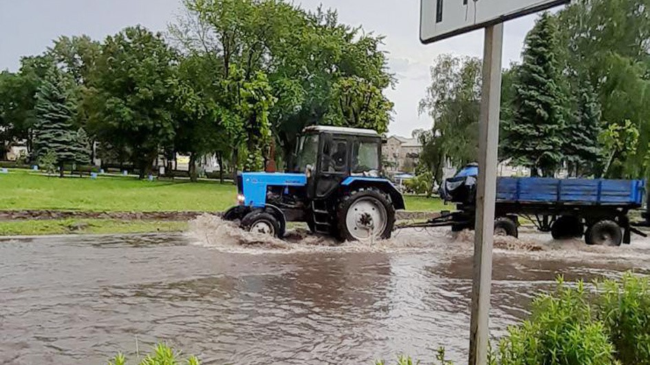 Покровські комунальники борються з наслідками негоди