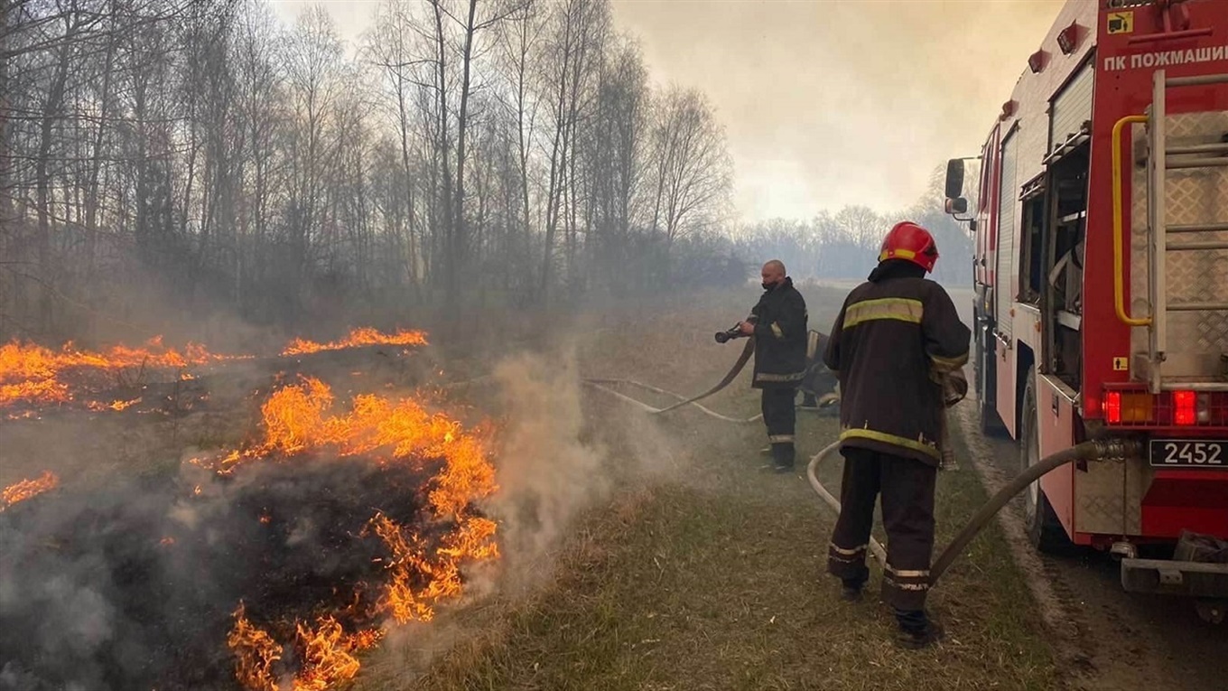 Калинівські рятувальники повернулися з Чорнобиля, де гасили пожежу у зоні відчуження