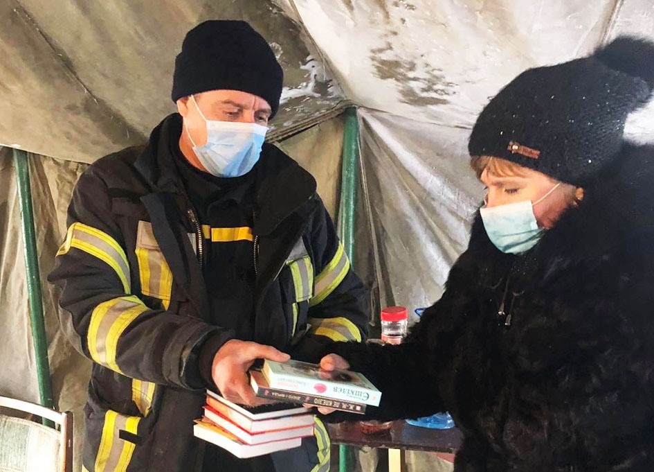 У мобільному пункті обігріву відвідувачам пропонують почитати