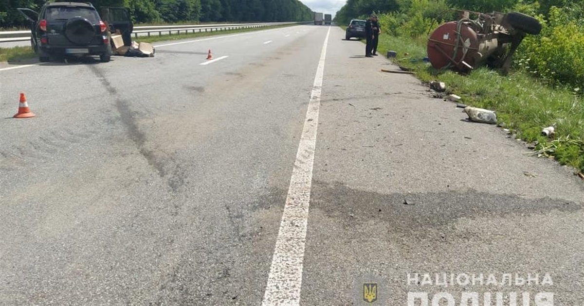 Зіткнулася з причепом-цистерною: в ДТП травмувалася водійка позашляховика та 7-річна пасажирка