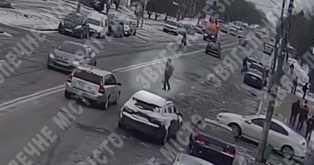 У Звягелі показали відео, як пішохід вирішив перейти дорогу, попри щільний рух автівок
