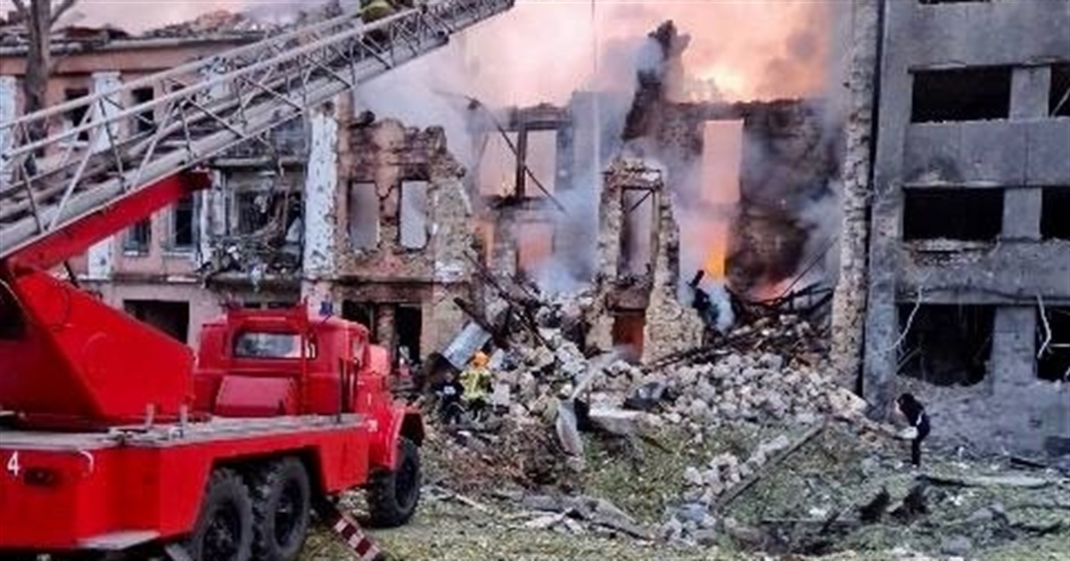 Вночі росіяни вдарили по Миколаєву: рятувальники дістають людей з-під завалів, є загиблі