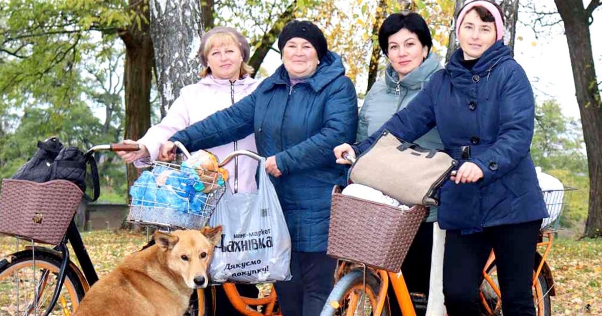 Несуть в домівки тепло своїх сердець