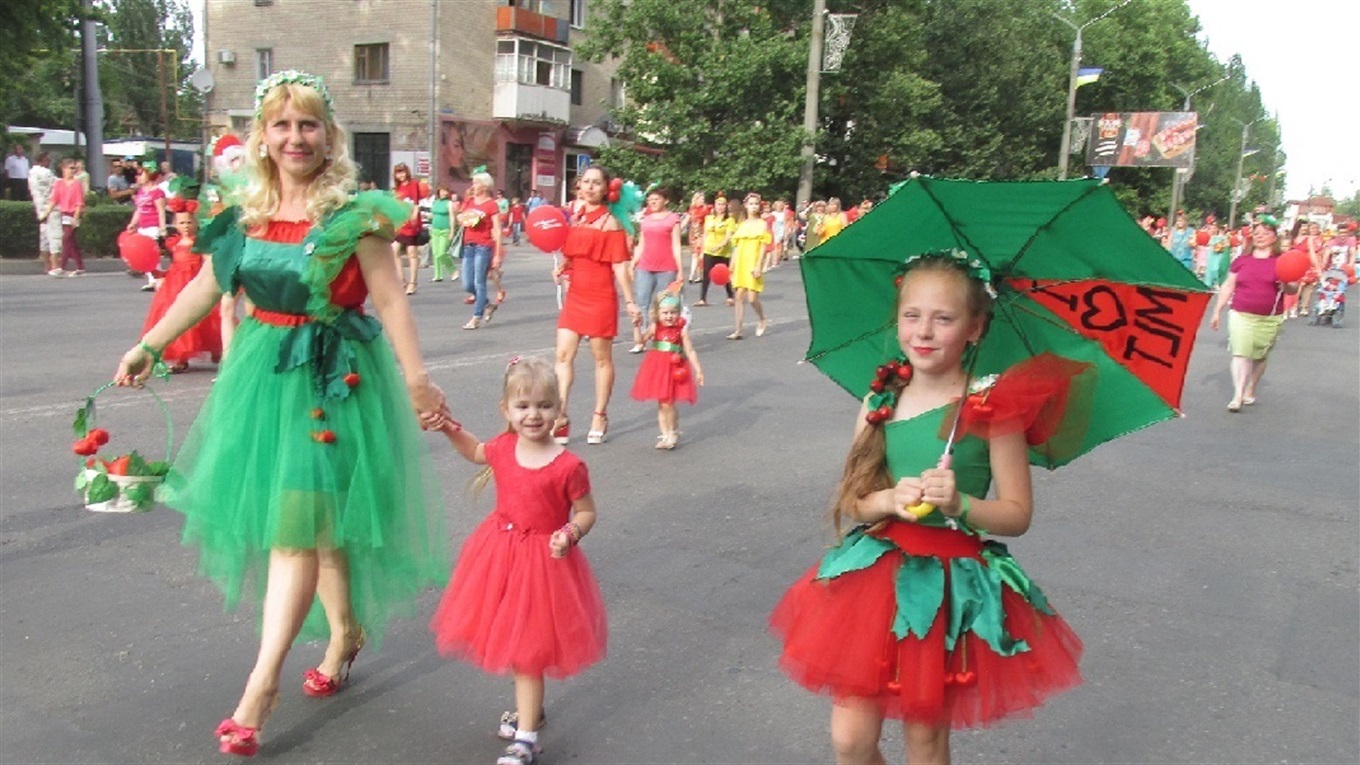 Как за 3 часа отфестивалить «Черешнёво-2019»: пройтись в шествии, посетить фотозону и купить ягоду?