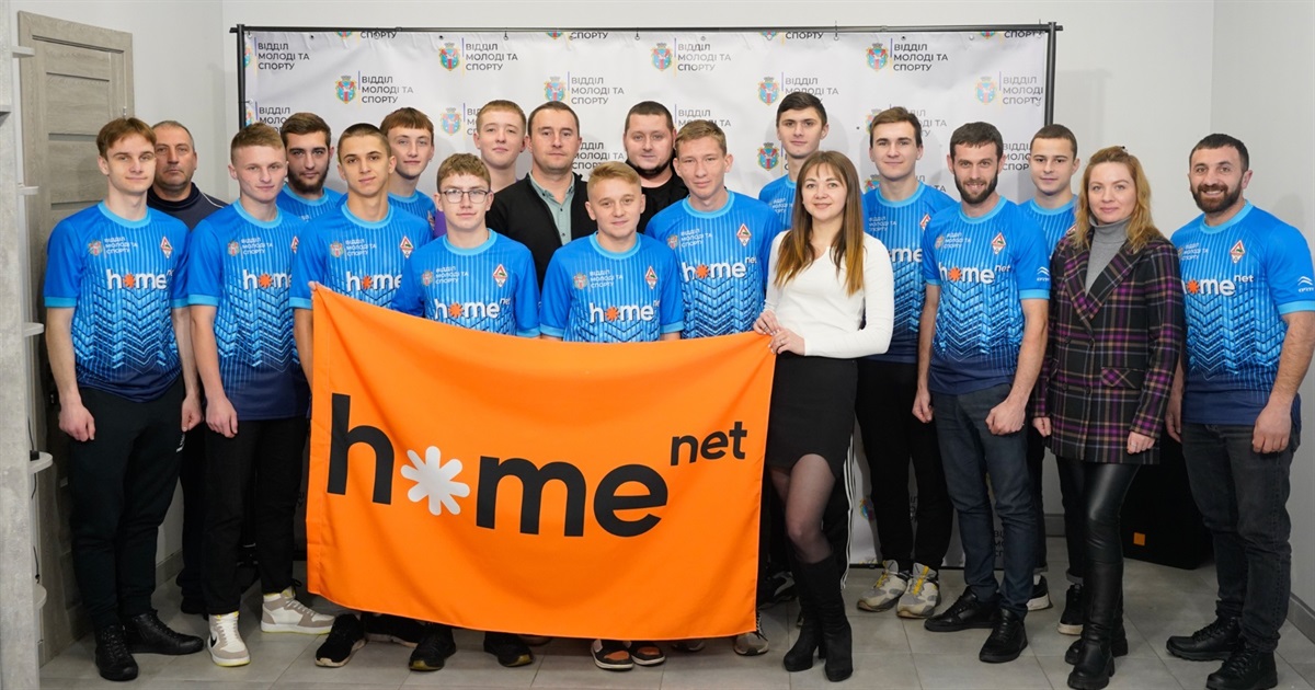 Компанія HomeNet у Жмеринці подарувала футболістам нову форму: співпраця заради результату