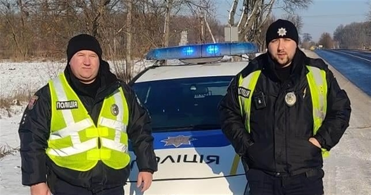 Двоє поліцейських допомогли жмеринчанці вчасно дістатися до пологового