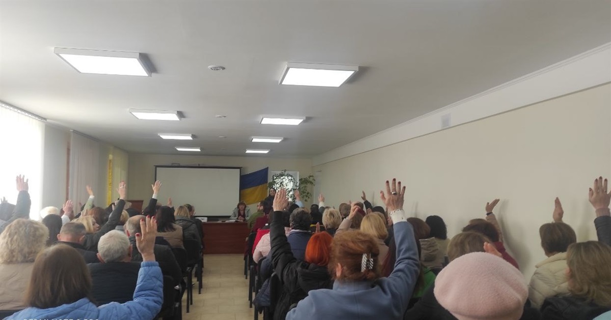 У Старокостянтинівській лікарні трудовий колектив скликав збори. Що сталося?
