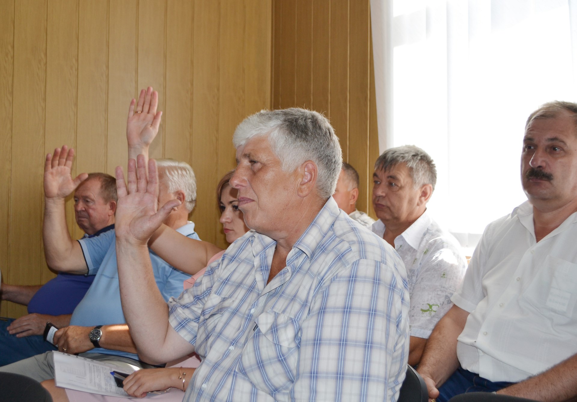 Районні депутати внесли зміни до бюджету і узгодили земельні питання