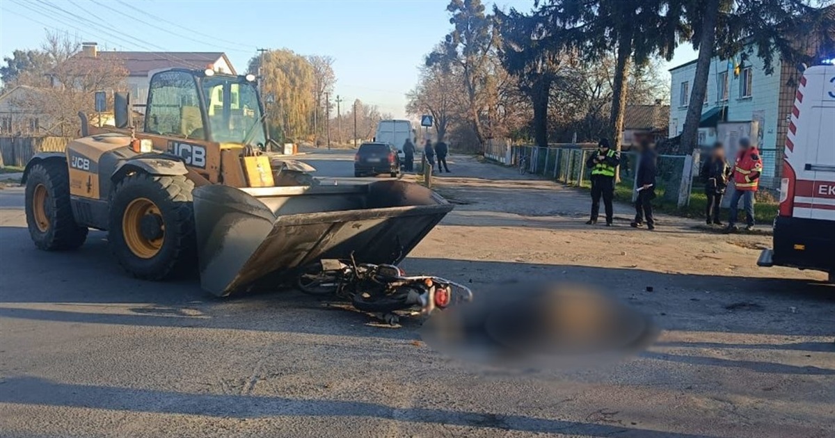 На Звягельщині зіткнулися навантажувач і мотоцикл — мотоцикліст загинув