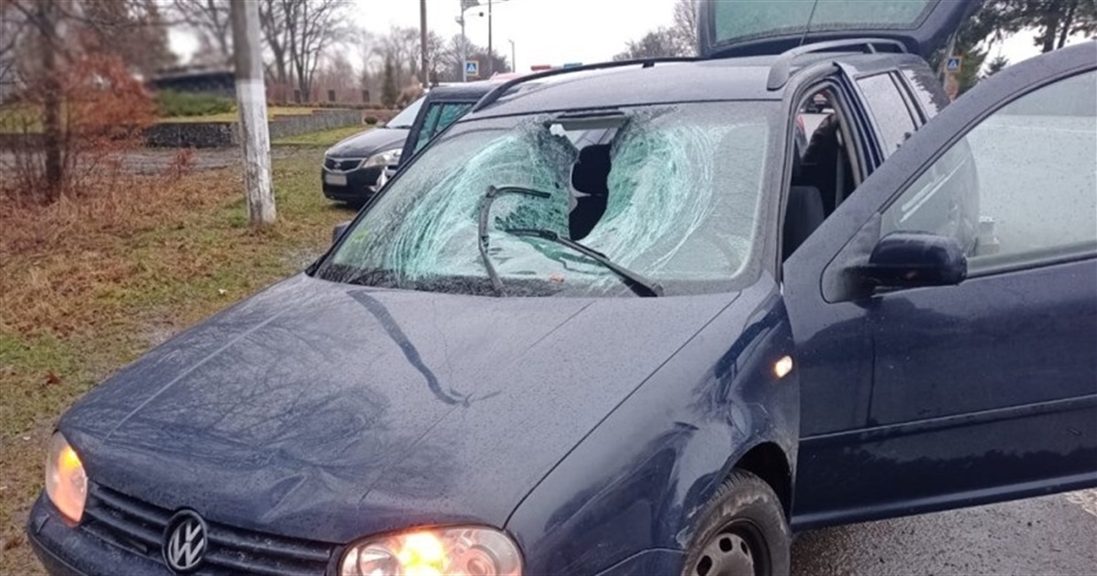 На вул. Житомирська автівка збила пішохода — чоловіка ушпиталили