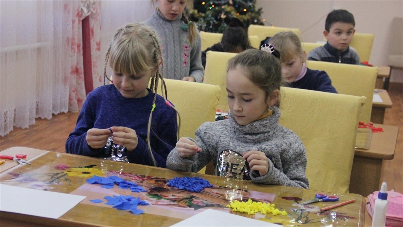 Як у Писарівці вчать дітей шити одяг та м'які іграшки