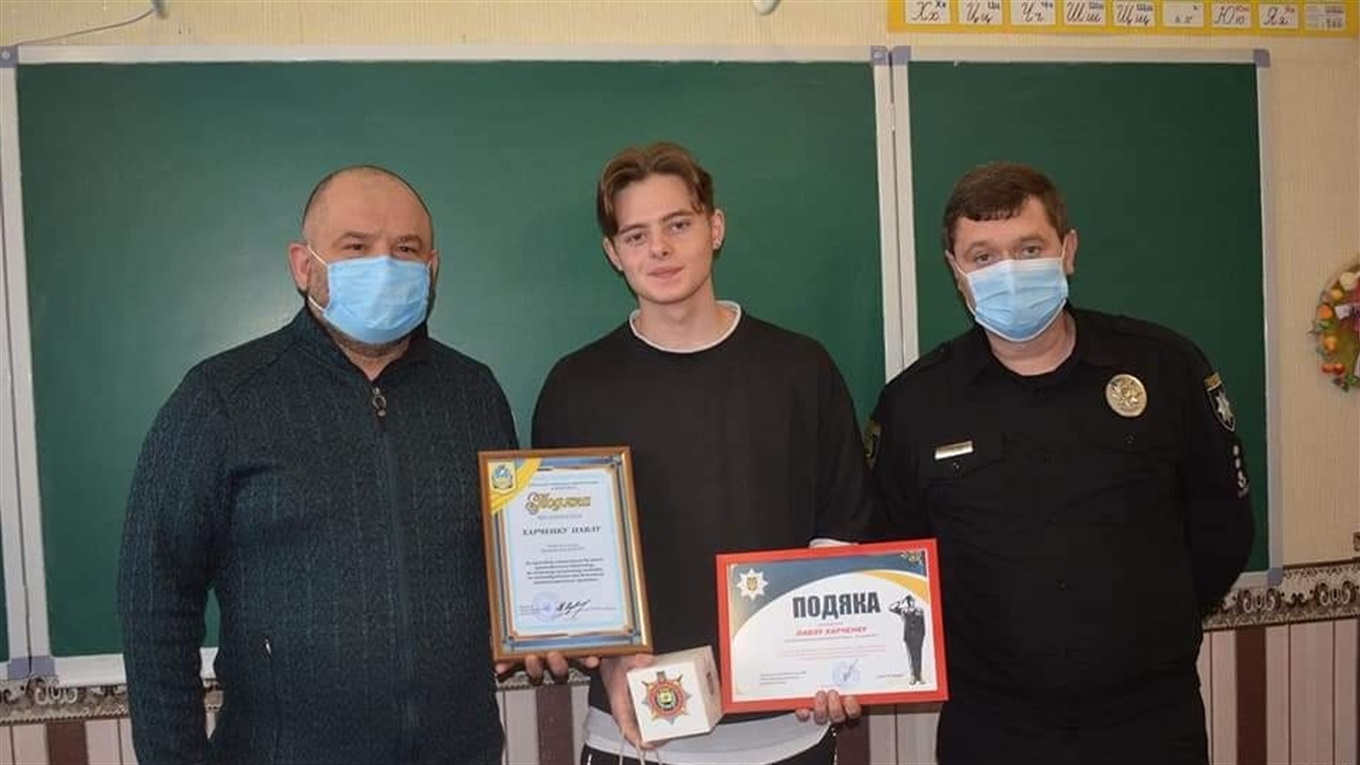 У Волновасі нагородили Павла Харченка із школи №7, який допоміг спіймати злодія