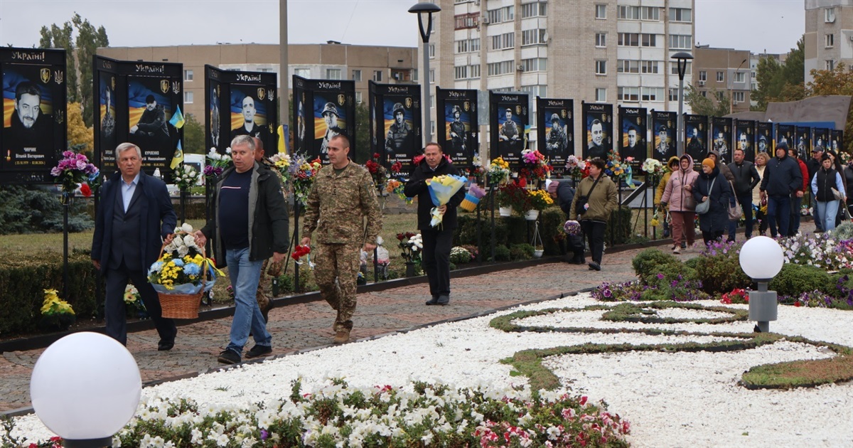 Південноукраїнці вдячні воїнам: полеглим і живим. Відбувся мітінг до Дня захисників і захисниць
