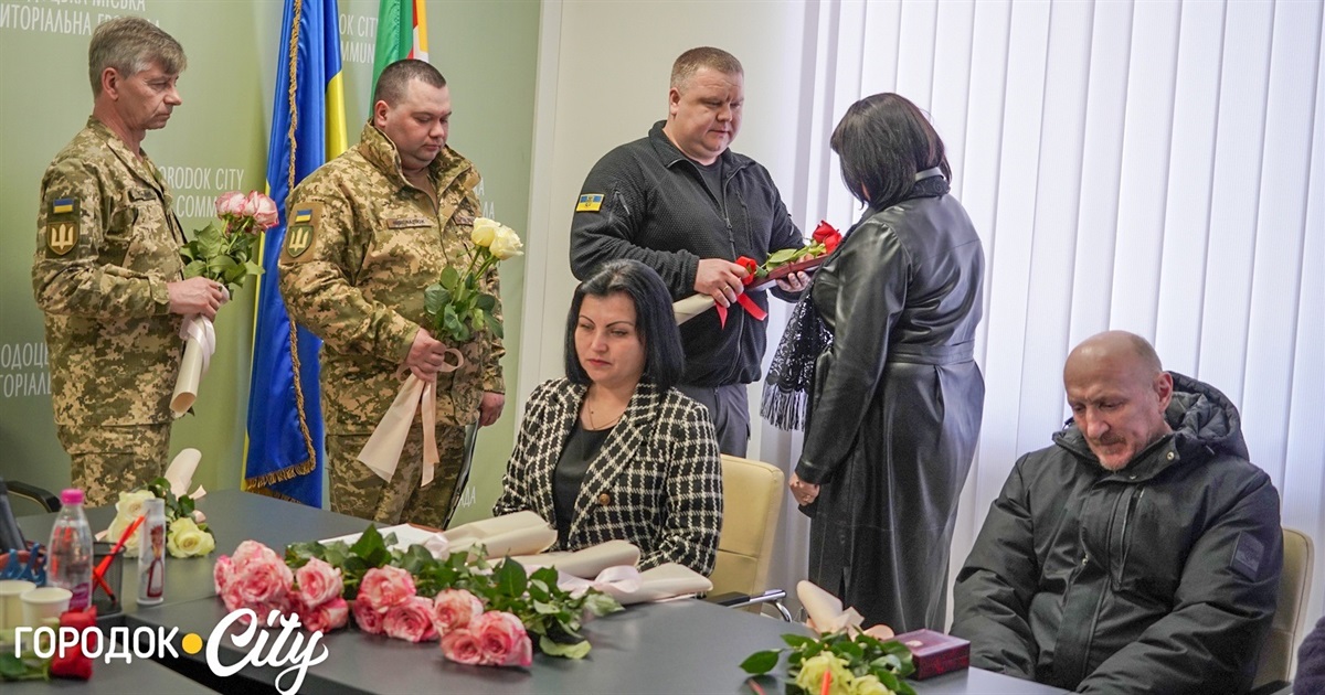 Ордени «За мужність». У Городку вручили посмертні нагороди рідним ще п'ятьох загиблих героїв