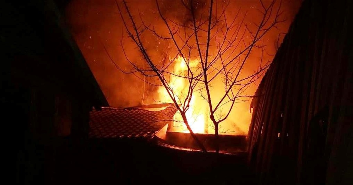У Чернігові зайнялася лазня, вогонь з якої перекинувся на житловий будинок, що був поруч