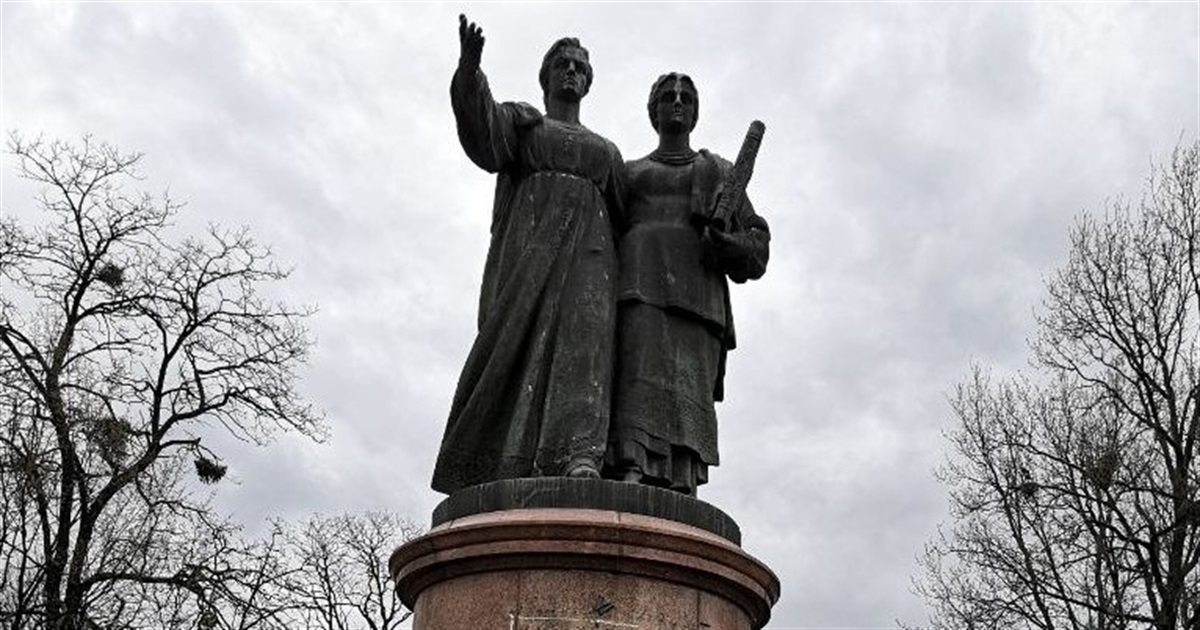 "А можна російську жінку переробить на українського козака?" Якою буде у Переяславі дерусифікація?