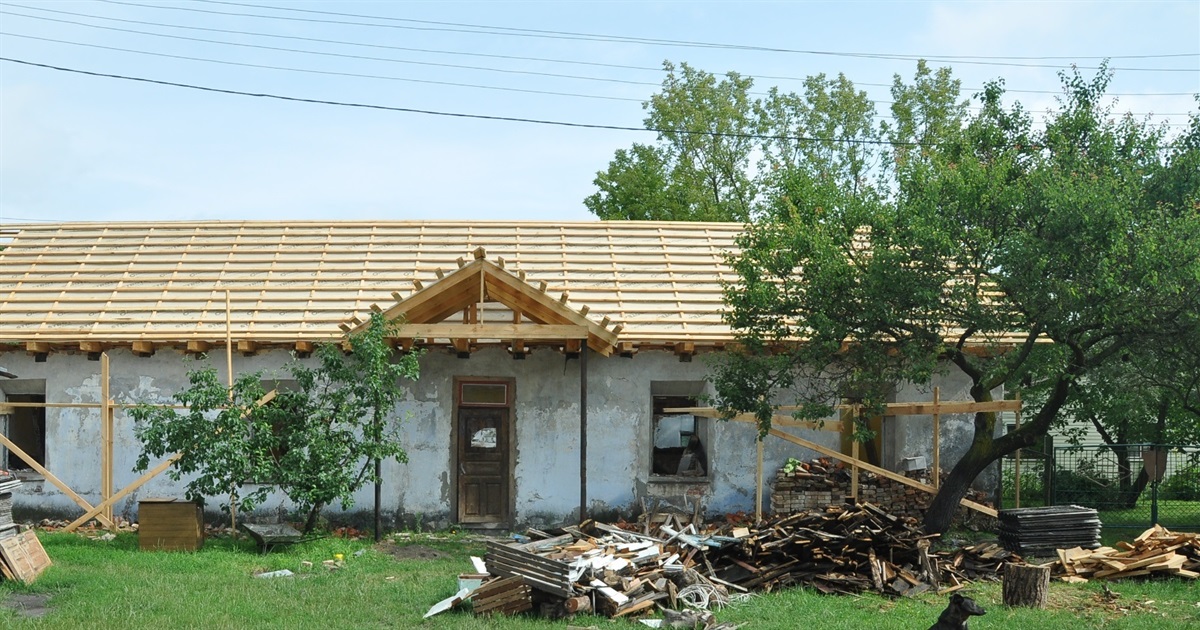Зберігали м’ясо, селили євреїв та утримували в’язнів: як відновлюють столітній будинок у Сарнах