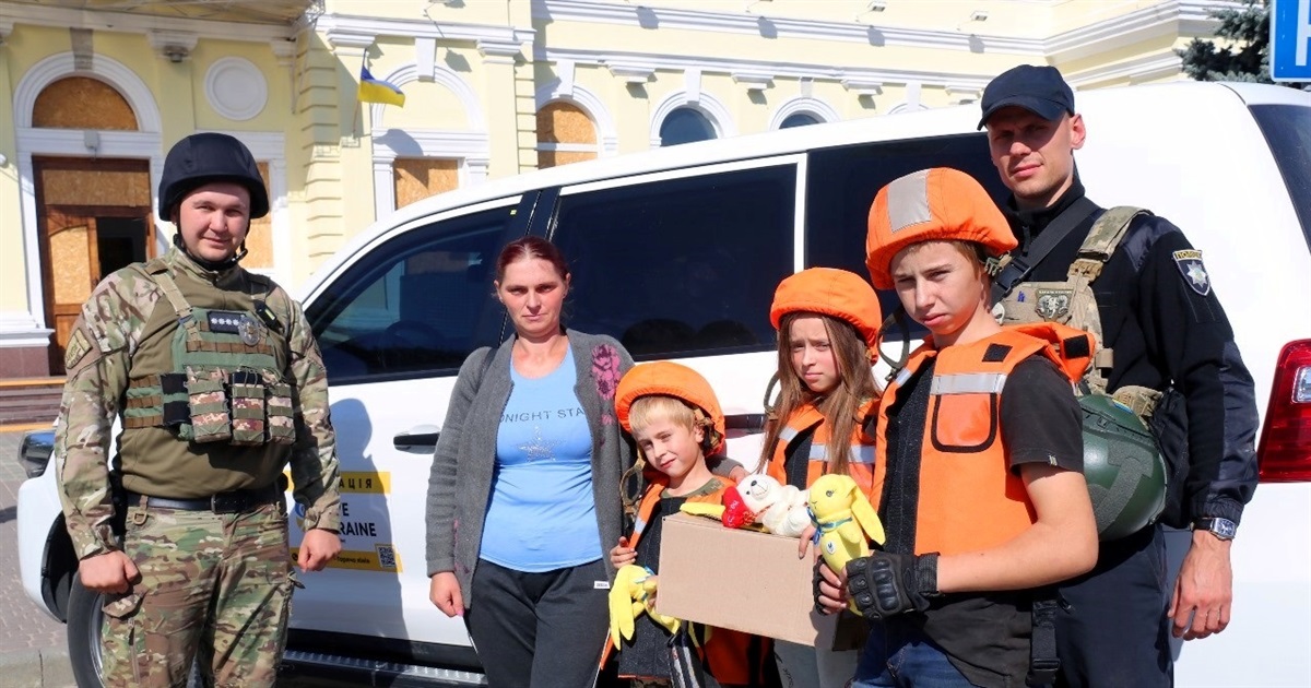 Херсонські поліцейські евакуюють родини з дітьми з районів, що потерпають від щоденних обстрілів